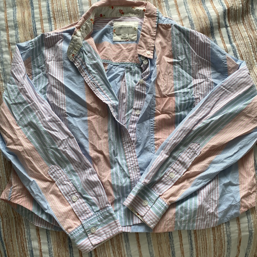 American eagle cropped button up blouse. Size large.